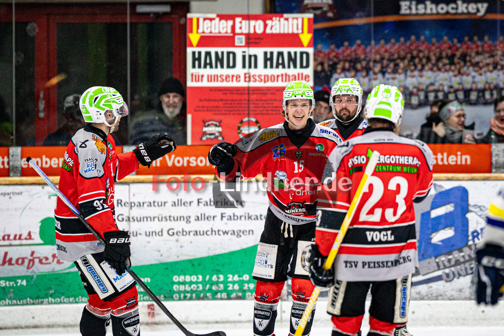 TSV Peißenberg MINERS gegen EHC Waldkraiburg DIE LÖWEN | Eishockey Bayernliga Herren Vorrunde 2024/25, TSV Peißenberg MINERS gegen EHC Waldkraiburg DIE LÖWEN, 20250124,Torjubel Ryan MURPHY (MINERS 15),2025-01-24 in Peißenberg (Eisstadion Peißenberg)Marius KLEIN (MINERS 25)Copyright: WolfgangxLindner foto-lindner.de