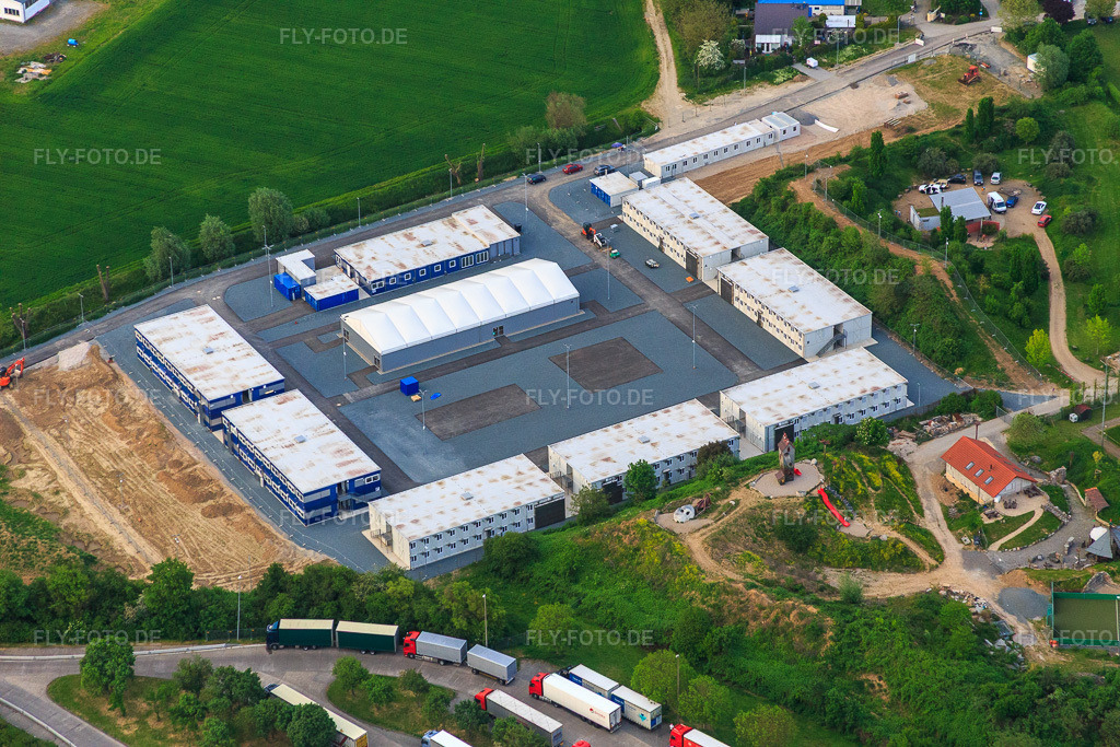 Luftbild: Containersiedlung für Flüchtlichge und Asybewerber in Bensheim im Bundesland Hessen in Deutschland. Foto: IMG_088370.jpg vom 09.05.2016 durch Werner Riehm/FLY-FOTO.de