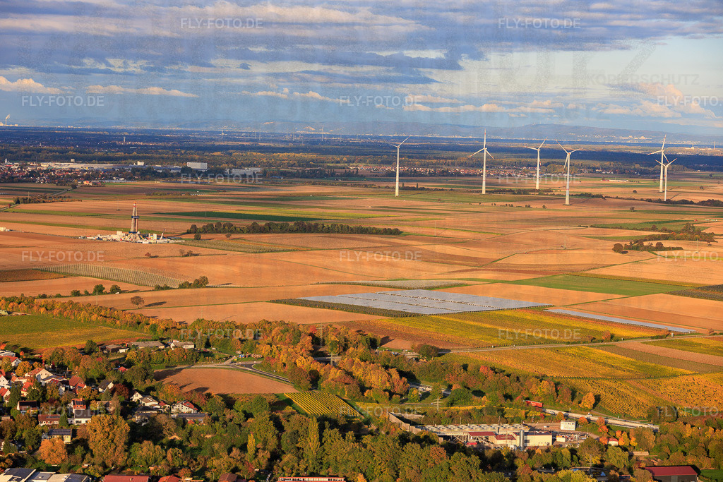 Geothermiekraftwerk Insheim zur Lithiumgewinnung durch die Vulcan Energy GmbH im Hintergrund Rig V20 der Vercana GmbH und der Windpark Offenbach https://v-er.eu/de/ https://v-er.eu/de/bohrungen/ | Luftbild: Geothermiekraftwerk Insheim zur Lithiumgewinnung durch die Vulcan Energy GmbH im Hintergrund Rig V20 der Vercana GmbH und der Windpark Offenbach https://v-er.eu/de/ https://v-er.eu/de/bohrungen/ in Insheim im Bundesland Rheinland-Pfalz in Deutschland. Foto: IMG_150259.jpg vom 15.10.2025 durch Werner Riehm/FLY-FOTO.de - Realisiert mit Pictrs.com