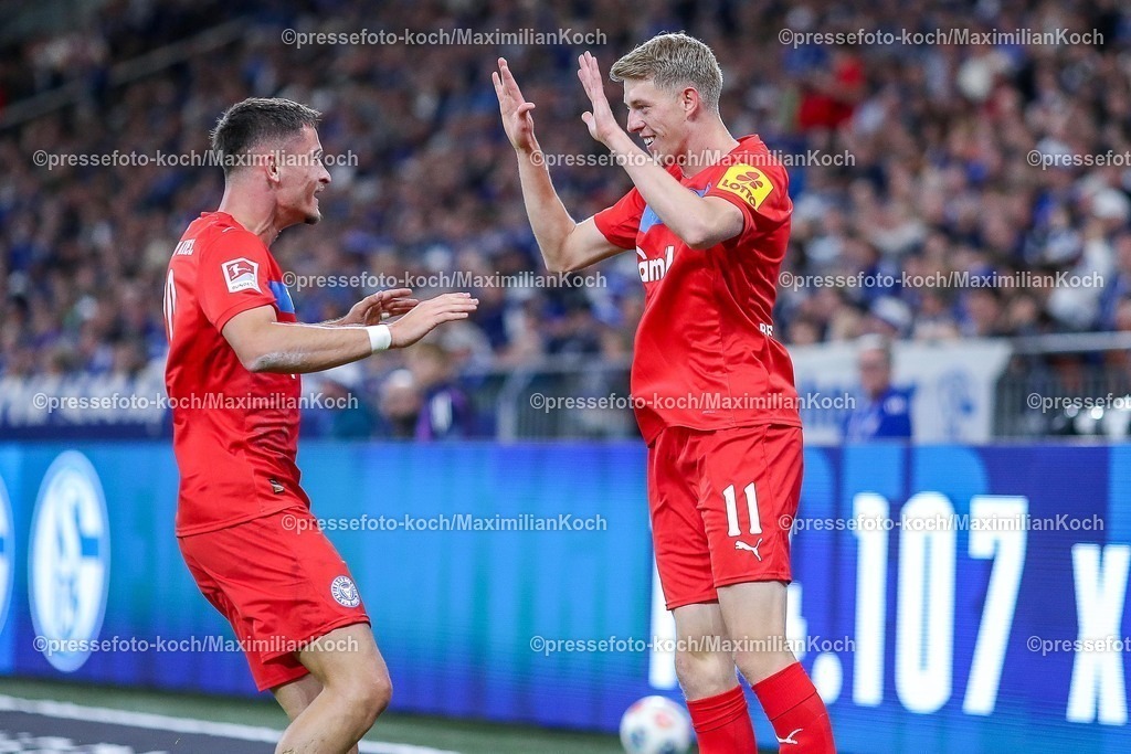 S0413092501041 | 13.09.2025, Fußball, FC Schalke 04 - Holstein Kiel, 5.Spieltag, 2. Fußball Bundesliga, Veltins-Arena Gelsenkirchen, Saison 2025 2026: Torjubel nach dem Tor zum 1:0 durch Torschütze Alexander Bernhardsson (Holstein Kiel #11)  zusammen mit  Adrián Kapralik (Holstein Kiel #20) DFB regulations prohibit any use of photographs as image sequences and or quasi-video.
