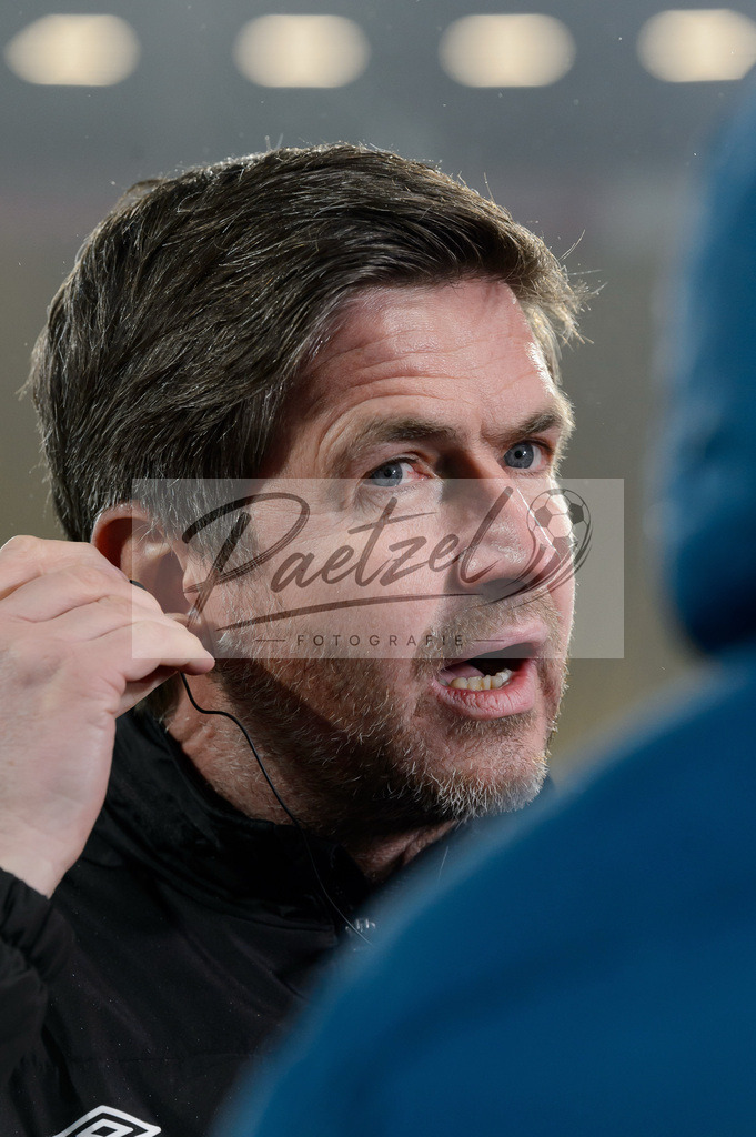 SGDHSV20220114_177 | Fussball, Herren: Geschaeftsfuehrer Sport Ralf Becker (SG Dynamo Dresden) schaut bei dem Spiel der 2. Bundesliga zwischen SG Dynamo Dresden und Hamburger SV im Rudolf-Harbig-Stadion am 14.01.2022 in Dresden, Deutschland.DFB / DFL REGULATIONS PROHIBIT ANY USE OF PHOTOGRAPHS AS IMAGE SEQUENCES AND/OR QUASI-VIDEO. - Realisiert mit Pictrs.com