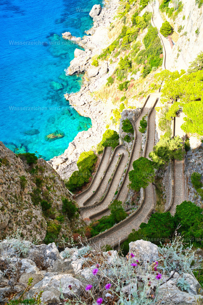 Capri - Via Krupp | Capri ist eine traumhafte Insel im Golf von Neapel, bekannt für türkisblaues Meer, beeindruckende Felsklippen, mediterrane Landschaften und die berühmten Faraglioni. - Realisiert mit Pictrs.com