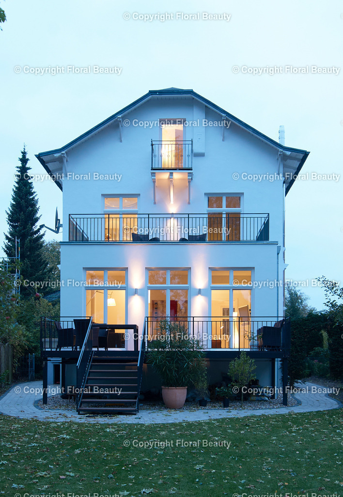 Stadthaus zur blauen Stunde mit Außenbeleuchtung | Weißes Stadthaus, Rückansicht zum Garten. Außentreppe zur Terrasse. Abendstimmung. - Realisiert mit Pictrs.com