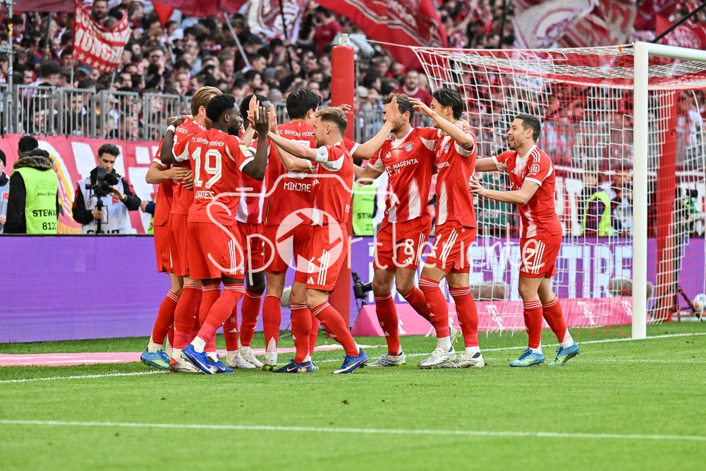 FC Bayern München - VfB Stuttgart | MUNICH, GERMANY - 19. APRIL: Bayern celebrates the goal to makes 4-1 / Tor / Torschuetze / Freude / Happy - Harry KANE (FC Bayern Munich 9) during the Bundesliga Match between FC Bayern Munich vs. VfB Stuttgart at Matchday 30 at Allianz Arena / DFL REGULATIONS PROHIBIT ANY USE OF PHOTOGRAPHS AS IMAGE SEQUENCES AND/OR QUASI-VIDEO