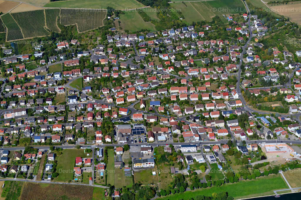 3650357 | KLEINOCHSENFURT 31.08.2016 Wohngebiet - Mischbebauung der Mehr- und Einfamilienhaussiedlung  in Kleinochsenfurt im Bundesland Bayern, Deutschland // Residential area - mixed development of a multi-family housing estate and single-family housing estate  in Kleinochsenfurt in the state Bavaria, Germany Foto: Gerhard Launer