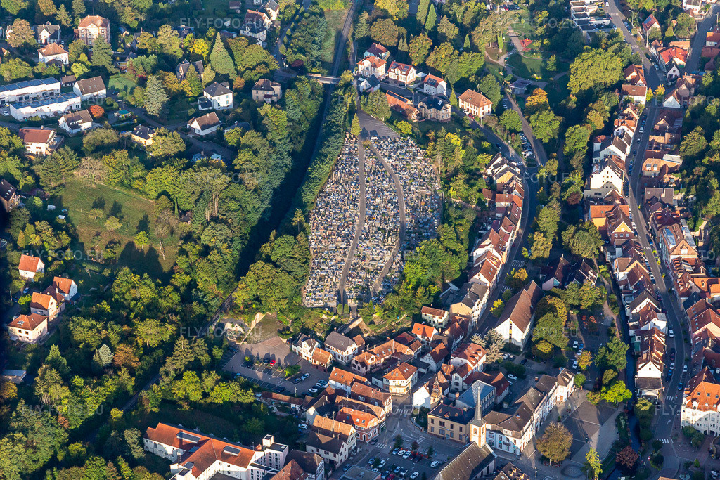 Vue aérienne: Cimetière de Niederbronn les Bains à Niederbronn-les-Bains dans le département Bas Rhin, France – .Photo: IMG_139181.jpg prise le 01/10/2023 par Werner Riehm/FLY-FOTO.eu – Résolution de l'original: 5472 x 3648 px – Outils d'accessibilité
