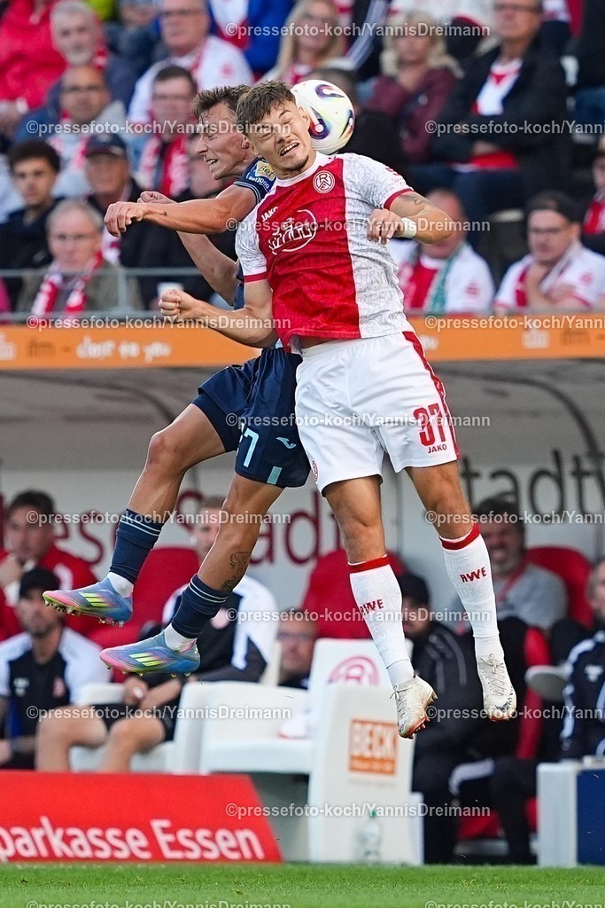 xydr01082501027 | 01.08.2025, xydrx, Fußball, 3.Liga, Rot-Weiss Essen - TSV 1860 München, Saison 2025 2026, Stadion an der Hafenstraße:  Manuel Pfeifer (TSV 1860 München #27) im Zweikampf gegen Jannik Hofmann (Rot-Weiss Essen #37)     DFB regulations prohibit any use of photographs as image sequences and or quasi-video.