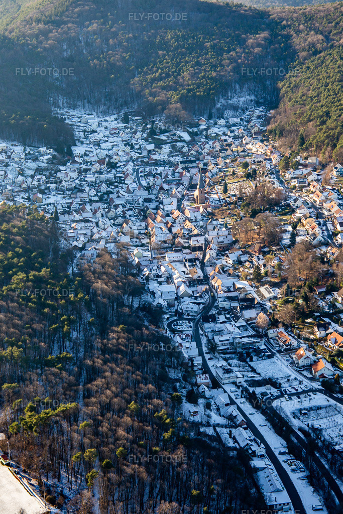 Luftbild: Das Dornröschen der Pfalz im Winter bei Schnee in Dörrenbach im Bundesland Rheinland-Pfalz in Deutschland. Foto: IMG_139685.jpg vom 16.01.2024 durch Werner Riehm/FLY-FOTO.de