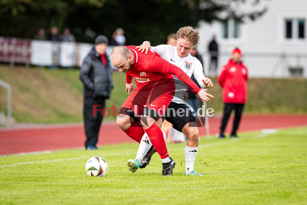 TSV Peißenberg gegen MTV Berg | Fußball Herren Kreisliga Gruppe 1 Zugspitze 2025/26 10. Spieltag, TSV Peißenberg gegen MTV Berg, 20251005,Zweikampf,2025-10-05 in Peißenberg (Sportzentrum Peißenberg), Maurus KALINKE (MTV Berg 20), Marco EISNER (TSVP 12)Copyright: WolfgangxLindner www.foto-lindner.de