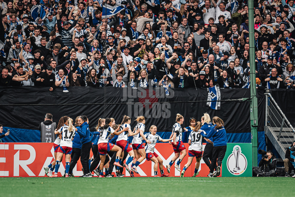 Fußball | Frauen | Saison 2024/2025  | DFB-Pokal der Frauen | Halbfinale | Hamburger SV vs. Werder Bremen | 23.03.2025 | Torjubel Sarah Stöckmann (#22, HSV) mit dem Team vor der Fantribüne