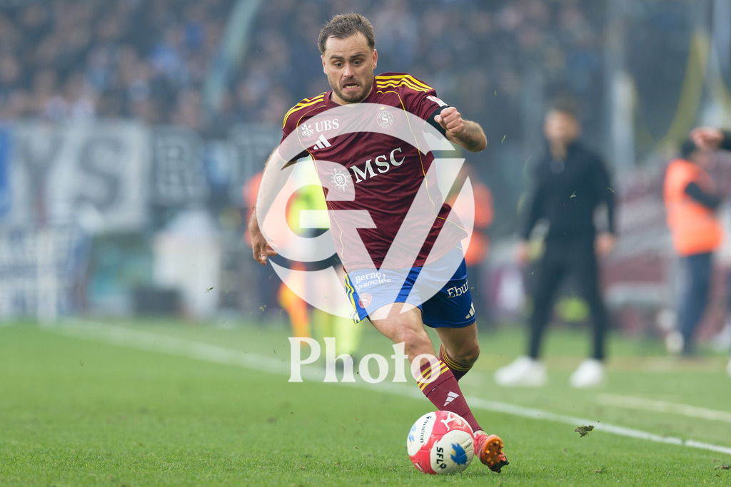 Brack Super League - Servette FC v FC Zurich | Timothe Cognat (8 Servette FC) controls the ball (action)  during the Brack Super League match between Servette FC and FC Zurich at Stade de Geneve in Geneva, Switzerland