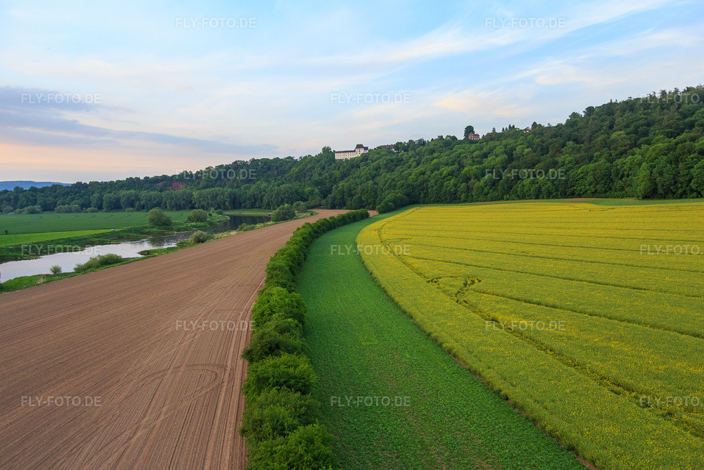 Luftbild: MUSEUM SCHLOSS FÜRSTENBERG über der Weser in Fürstenberg im Bundesland Niedersachsen in Deutschland. Foto: IMG_079594.jpg vom 24.05.2015 durch Werner Riehm/FLY-FOTO.deSchloss FÜRSTENBERG