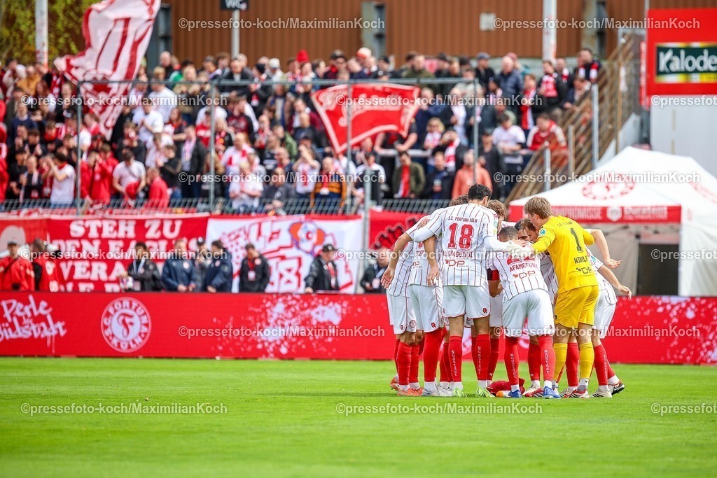 xsefx12042601007 | 12.04.2026, xsefx, Fußball, Regionalliga West, SC Fortuna Köln - FC Schalke 04 II (U23), 29. Spieltag, Südstadion Köln, Saison 2025 2026:  Spielerkreis zur Motivatuion vor dem Spiel.  DFB regulations prohibit any use of photographs as image sequences and or quasi-video. Photo: xSabinexEffgenxPressefotoKochx