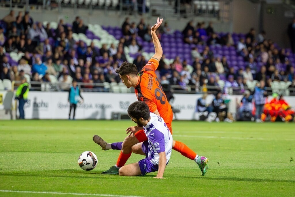 Fußball NB I. (Ungarn) Saison 2024/25, 32. Spieltag: Újpest FC gegen Nyíregyháza Spartacus***Zweikampf zwischen Giorgi Beridze (14, Újpest) und Bendegúz Farkas (88, Spartacus) | Fußball NB I. (Ungarn) Saison 2024/25, 32. Spieltag: Újpest FC gegen Nyíregyháza Spartacus***Zweikampf zwischen Giorgi Beridze (14, Újpest) und Bendegúz Farkas (88, Spartacus) - Realisiert mit Pictrs.com