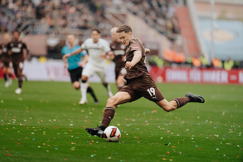 HEN05135 | Der offizielle Shop für FC St. Pauli Fotos. Wähle aus Spielszenen & Fanmomenten dein FCSP Wunschformat. Wir liefern Millerntor-Atmosphäre.
