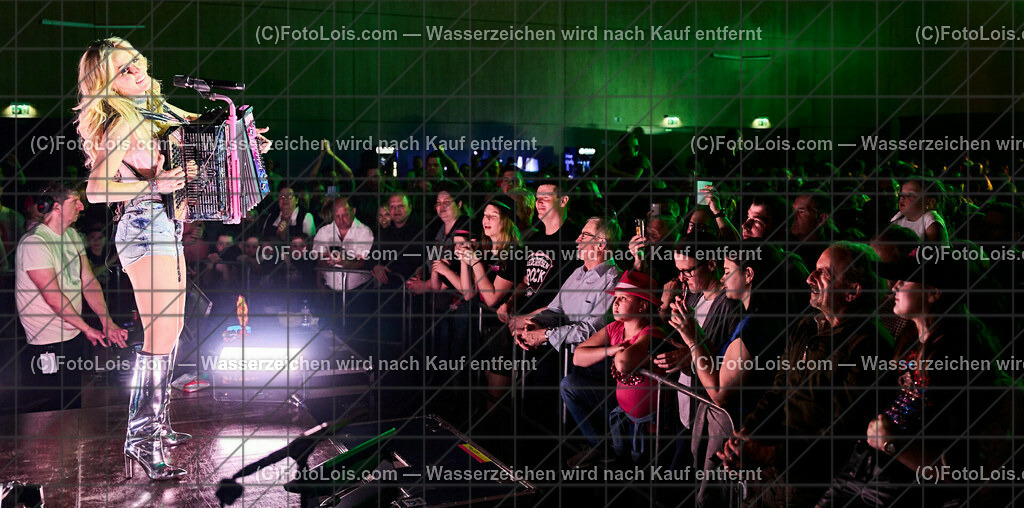 ALP4703_BergBauernTour-Konzert_Naschenweng Melissa | (C)FotoLois.com, Alois Spandl, BergBauernTour 2023 - Melissa Naschenweng, Tourstop in Wieselburg, Konzert im NV-Forum Wieselburg, Sa 8. April 2023.
