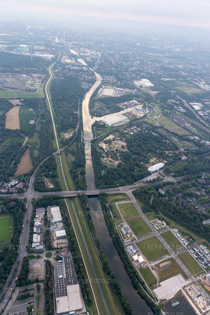 Emscher und Rhein-Herne-Kanal | Luftbild: Emscher und Rhein-Herne-Kanal im Ortsteil Bismarck in Gelsenkirchen im Bundesland Nordrhein-Westfalen in Deutschland. Foto: IMG_008341.jpg vom 19.07.2020 durch Werner Riehm/FLY-FOTO.de - Realisiert mit Pictrs.com