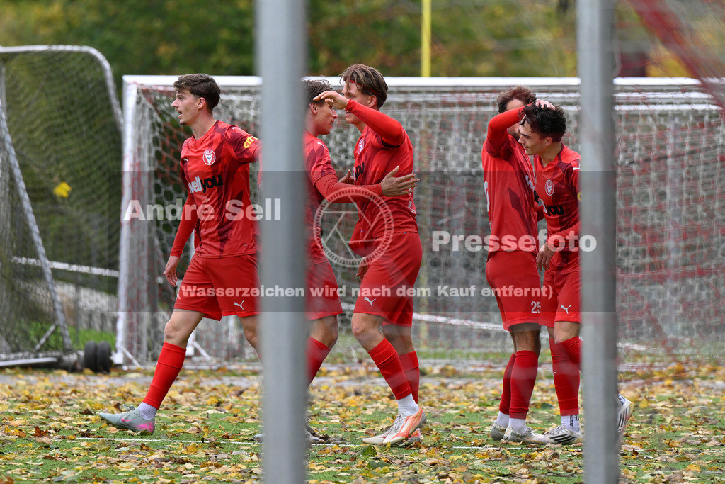 FC Kilia Kiel vs SC Rapid Lübeck | Tino Klein (Kilia #19) jubelt nach seinem 1-0 mit den Mannschaftskollegen / Fußball-Oberliga Männer 2026/2027 / FC Kilia Kiel vs SC Rapid Lübeck / Kilia Sportplatz / Kiel / 24.10.26 - Realisiert mit Pictrs.com
