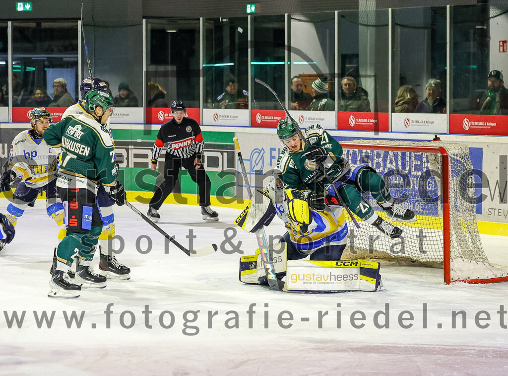 2026-01-09_094_TSV_Erding_gegen_Stuttgart_Rebels | Erding, Deutschland, 09.01.2026:Eishockey, Oberliga Süd 2025 / 2026, 35. Spieltag, TSV Erding gegen Stuttgart Rebels, Endergebnis: Mark Waldhausen (Erding Gladiators, #27), Torwart Nick Jordan Vieregge (Stuttgart Rebels, #29), Erik Modlmayr (Erding Gladiators, #21)Foto: Christian Riedel / fotografie-riedel.net