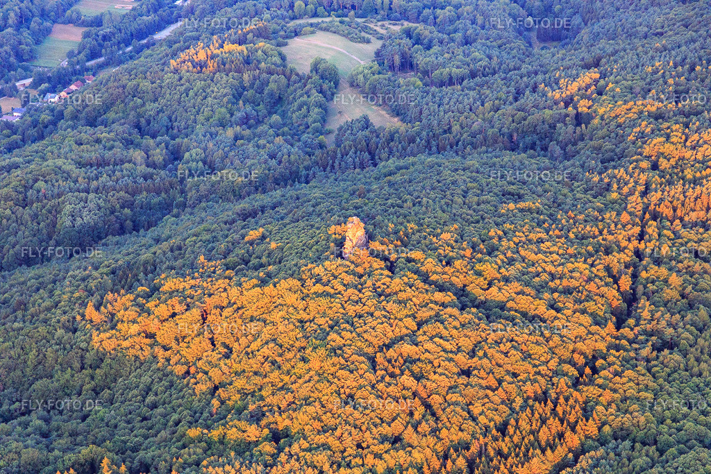 Buntsandsteinfels im Wald | Luftbild: Buntsandsteinfels im Wald in Waldhambach im Bundesland Rheinland-Pfalz in Deutschland. Foto: IMG_109666.jpg vom 06.08.2018 durch Werner Riehm/FLY-FOTO.de - Realisiert mit Pictrs.com