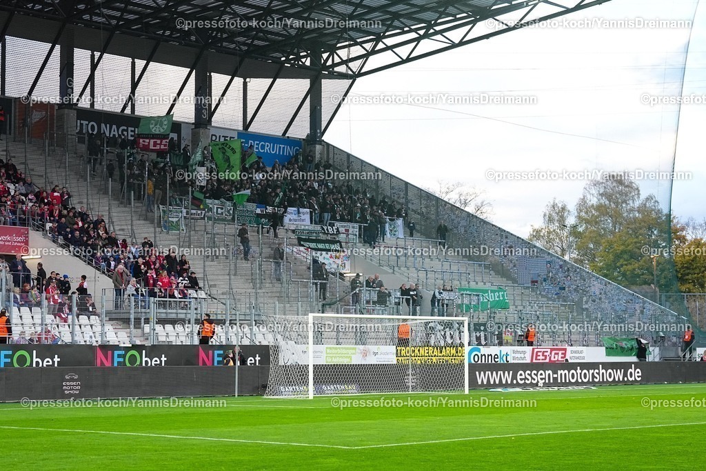 xYDRx02112501037 | 02.11.2025, xydrx, Fußball, 3.Liga, Rot-Weiss Essen - 1.FC Schweinfurt 05, Saison 2025 2026, Stadion an der Hafenstraße: Auswärtsblock vom 1.FC Schweinfurt   DFB regulations prohibit any use of photographs as image sequences and or quasi-video.