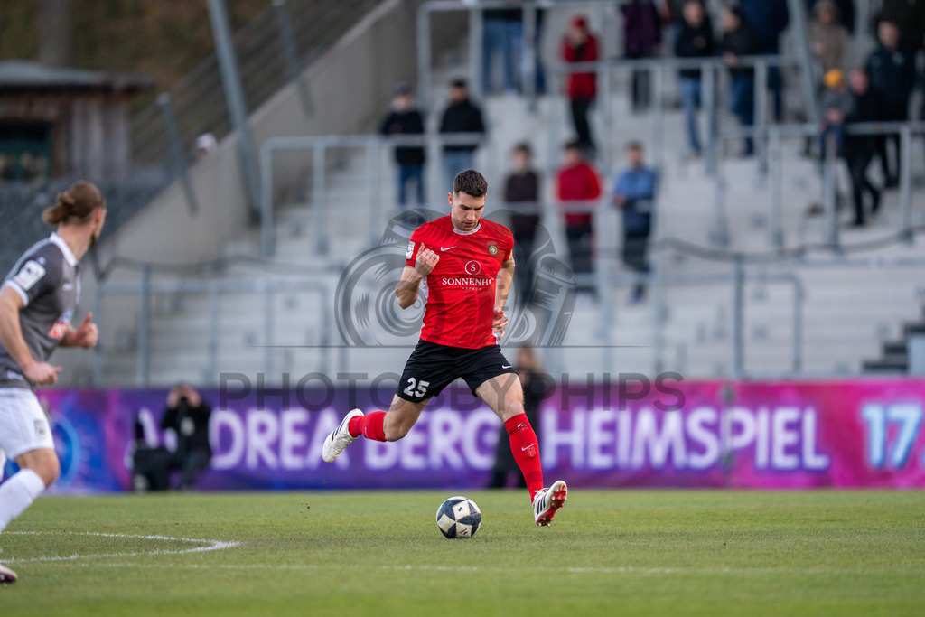 SG Sonnenhof Grossaspach vs. SSV Ulm 1846 Fussball, Fussball, WFV-Pokal, Viertelfinale, 01.04.2026 | Arbnor Nuraj (SG Sonnenhof Grossaspach, #25) am Ball,SG Sonnenhof Grossaspach vs. SSV Ulm 1846 Fussball, Fussball, WFV-Pokal, Viertelfinale, 01.04.2026