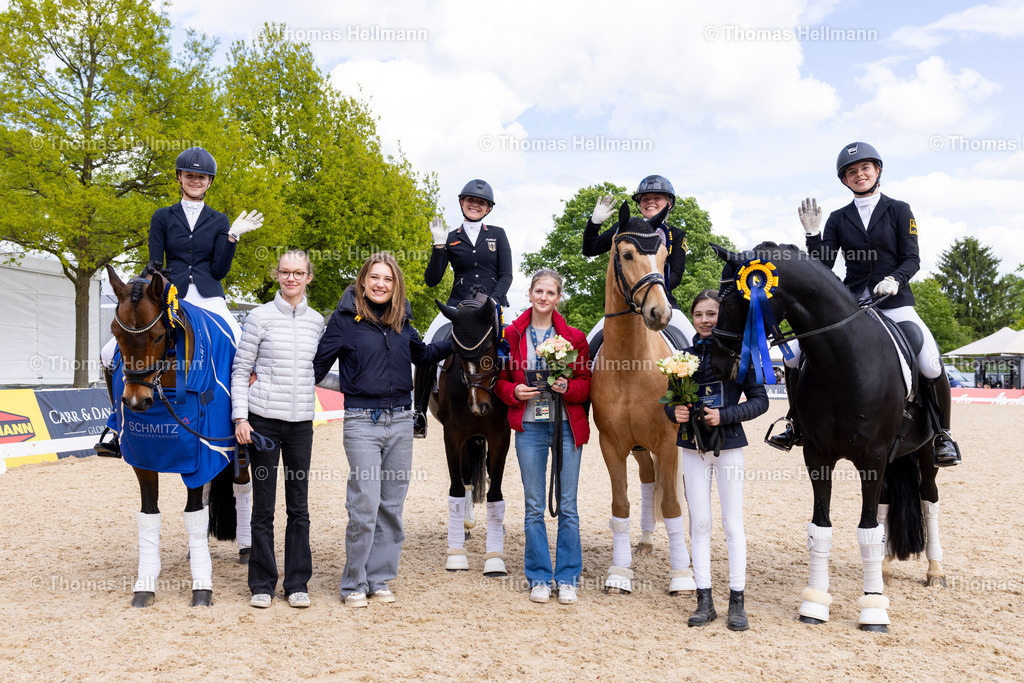 TH_Pony Derby_ 557-LEVIEN Sophie (GER)_ Carlo Carlucci_ 554-HELLDORFF Lisa von (GER)_ Dreamlike_ 553-HELLDORFF Lilli von (GER)_ PAV Timm Thaler_37617 | Deutsches Spring- und Dressur-Derby 2026 am 15.05.26 in Hamburg, Pony Derby, 557LEVIEN Sophie (GER), Carlo Carlucci, 554HELLDORFF Lisa von (GER), Dreamlike, 553HELLDORFF Lilli von (GER), PAV Timm Thaler