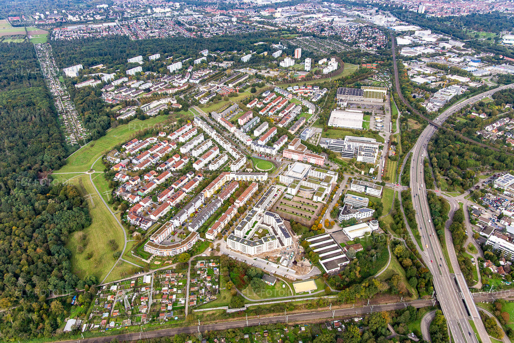 Luftbild: Stadtteil zwischen Wald, Bahn und Autobahnzubringer im Ortsteil Oberreut in Karlsruhe im Bundesland Baden-Württemberg in Deutschland. Foto: IMG_143589.jpg vom 06.10.2024 durch Werner Riehm/FLY-FOTO.de