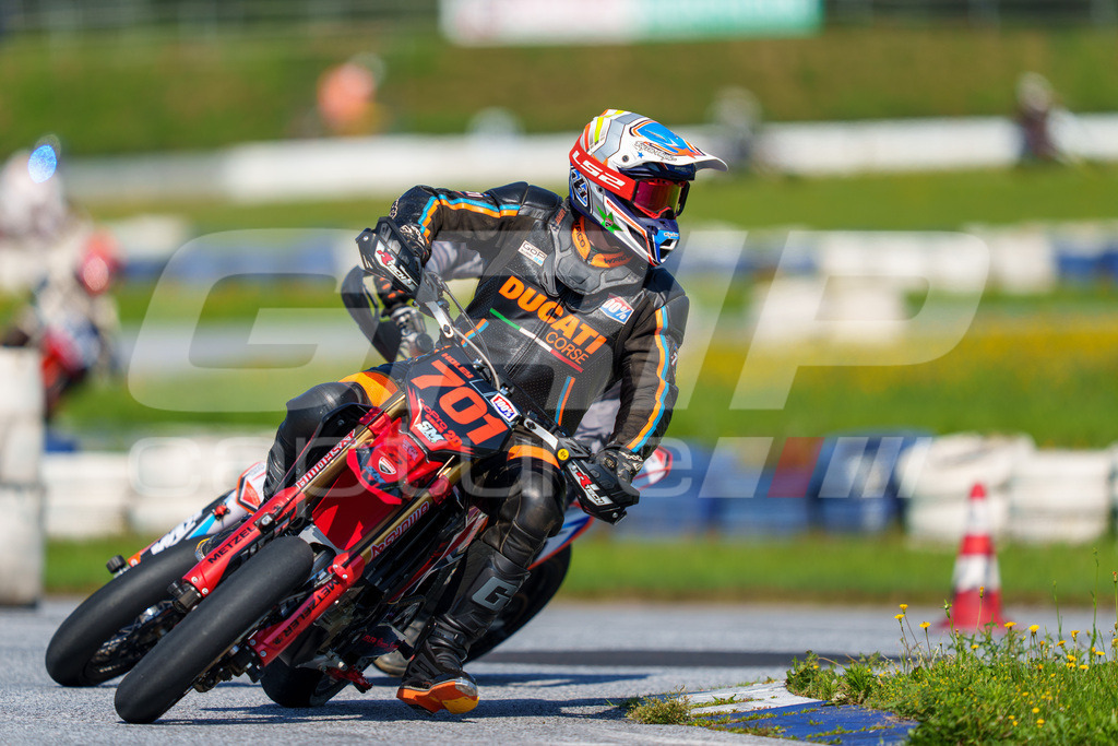SuperMoto_Staatsmeisterschaft_Greinbach_209 | GRIPcapture steht für authentische Sportfotografie in Österreich – für Momente, die mehr sind als Geschwindigkeit oder Ergebnis. Es geht um Emotion, Spannung, Fokus und den Augenblick, der oft nur einen Wimpernschlag dauert.Ob Motorsport, Teamsport oder 