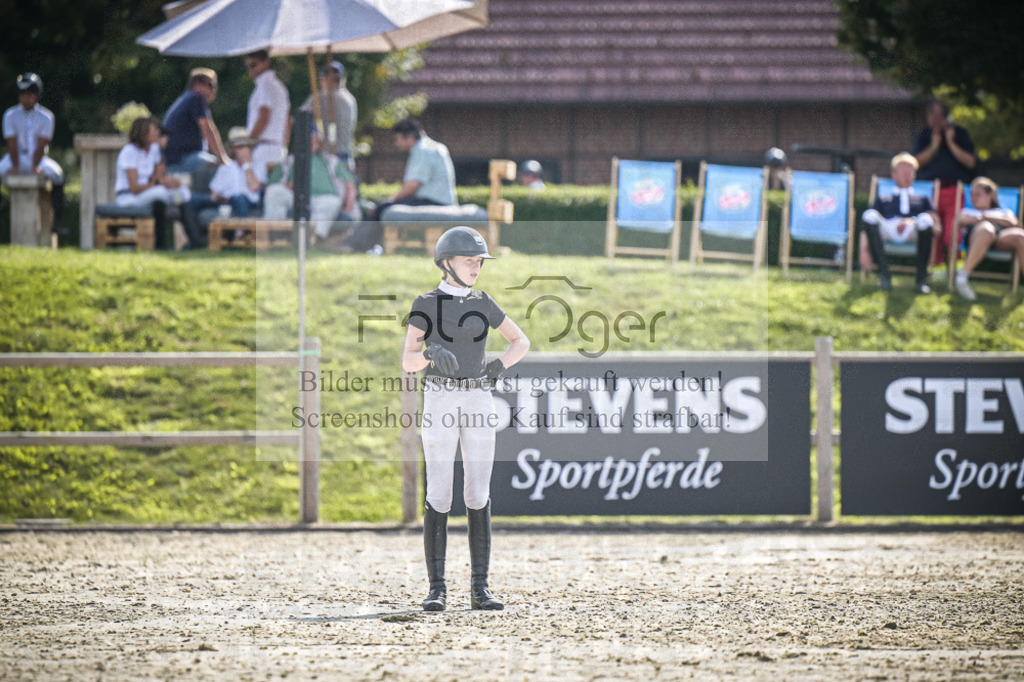 DOS_8858 | Entdecke hochwertige Reitturnierfotos von Foto Oger. Professionell, emotional und authentisch – jetzt Lieblingsmomente im Shop bestellen.Deutschlandweite Turnierfotografie. - Realisiert mit Pictrs.com