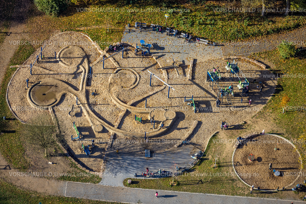 Witten231100923 | Luftbild, Kinderspielplatz mit Wasserspielen auf einer Wiese im Naherholungsgebiet Hohenstein, Witten, Ruhrgebiet, Nordrhein-Westfalen, Deutschland