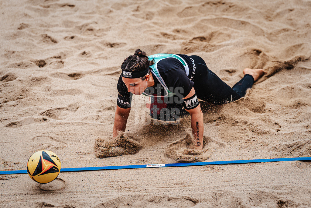 Beachvolleyball | Frauen | Allianz German Beach Tour 2026 | Tourstop Düsseldorf | 17.05.2026 | Anna-Lena Grüne schaut wie der Ball ins Aus geht
