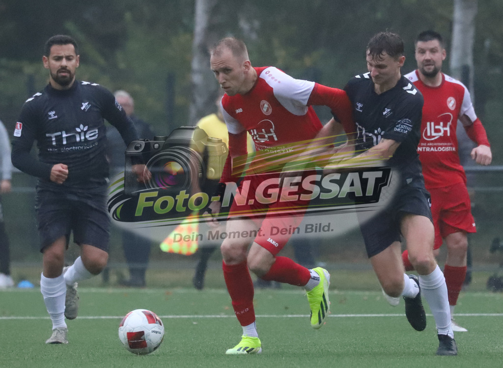 FC RW Kirchlengern - BV Bad Lippspringe | Auf dem Bild zu sehen: rot FC RW Kirchlengern: Lennard Wüllner ; schwarz BV Bad Lippspringe: Anton GünterFC RW Kirchlengern, BV Bad Lippspringe, Saison 25/26, Landesliga, Kirchlengern, Deutschland - Realisiert mit Pictrs.com