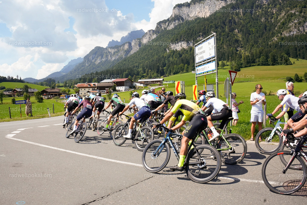 629_20230817_Bewerb_Maenner_Muehlanger | AUT - OESTERREICH, 2023-08-16: SPORT RENNRAD-FAHREN - 55. INTERNATIONALER RADWELTPOKAL IN ST. JOHANN IN TIROL  - Vintage-Radrennen mit WM-Bronze-Medaillen-Siegerin Christina Schweinberger, den Teilnehmer und Alexander Baumann (vom Orginastions-Team) - TAG 2 BEWERB MAENNER IN SECHS GRUPPEN  ; Foto: Roland Muehlanger