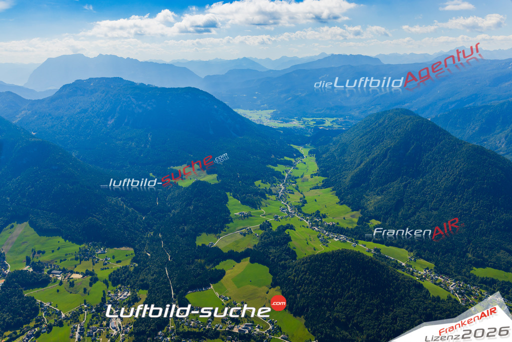 Luftaufnahme der Stadt Grundlsee - Die Luftaufnahme wurde 2025 vom UL-Flugzeug heraus erstellt ( keine Drohne ) - Hochauflösende Luftaufnahme - für professionelle Ausdrucke geeignet. Die Geschenkidee !Mit Lizenz und Bildrechte bestellbar