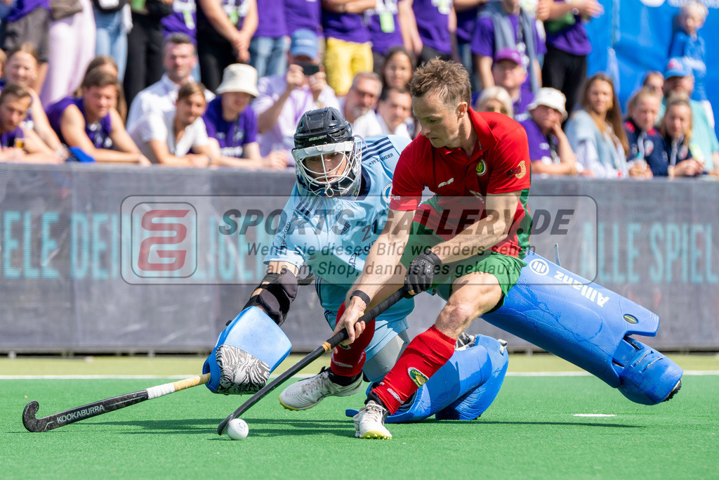 Final4_20240519-1548-0056 | Bonn, Deutschland, 19.05.2024: Hugo Inglis (Hamburger Polo Club), Adrian Rafi (Mannheimer HC) in Aktion waehrend des Spiels der Deutsche Feldhockey-Meisterschaften 2024 zwischen Final 4 Herren Finale Mannheimer HC - Hamburger Polo Club im Bonner THV am 19.05.2024 in Bonn, Deutschland. (Foto von Stephan Fehrmann)

Bonn, Germany, 19.05.2024: Hugo Inglis (Hamburger Polo Club), Adrian Rafi (Mannheimer HC) in action during the game of Deutsche Feldhockey-Meisterschaften 2024 between Final 4 Herren Finale Mannheimer HC - Hamburger Polo Club in Bonner THV at 19.05.2024 in Bonn, Deutschland. (Foto from Stephan Fehrmann)