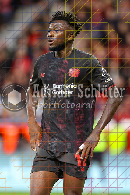 Bayer 04 Leverkusen vs Eintracht Frankfurt - Bundesliga  | Leverkusen, Deutschland, 12.09.25:   Edmond Faycial Tapsoba (Bayer 04 Leverkusen) schaut waehrend des Spiels der Bundesliga zwischen  Bayer 04 Leverkusen vs Eintracht Frankfurt in der BayArena(Foto von Brauer-Fotoagentur / Adrian Schlueter)
