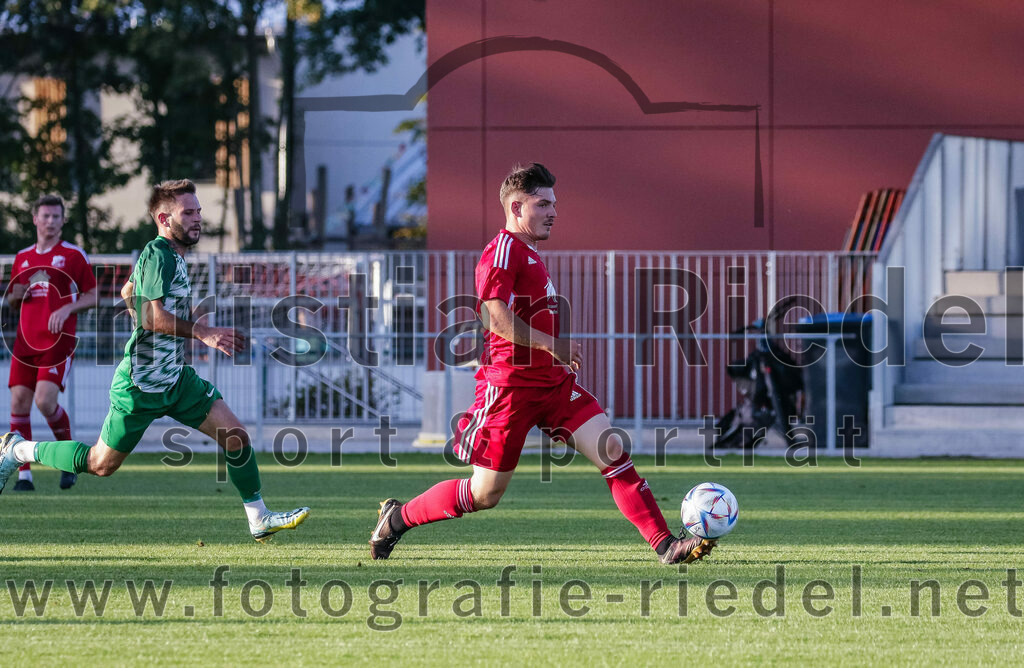 2023-08-11_064_FC_Finsing_gegen_SV_Eichenried | Finsing, Deutschland, 11.08.2023:
Fußball, Kreisliga 2023 / 2024, 4. Spieltag, FC Finsing gegen SV Eichenried, Endergebnis: 3:0

Justin Bauer (SV Eichenried, #18), Leonhard Hölzl (FC Finsing, #5)

Foto: Christian Riedel / fotografie-riedel.net