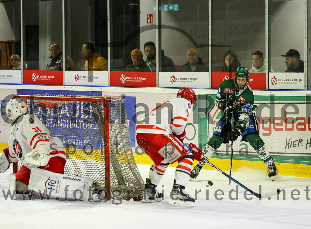 2023-10-20_158_TSV_Erding_gegen_EHC_Klostersee | Erding, Deutschland, 20.10.2023:.Eishockey, Bayernliga Vorrunde 2023 / 2024, 2. Spieltag, TSV Erding gegen EHC Klostersee, Endergebnis: 7:2..Torwart Philipp Hähl (EHC Klostersee, #3), Florian Zimmermann (Erding Gladiators, #5)..Foto: Christian Riedel / fotografie-riedel.net