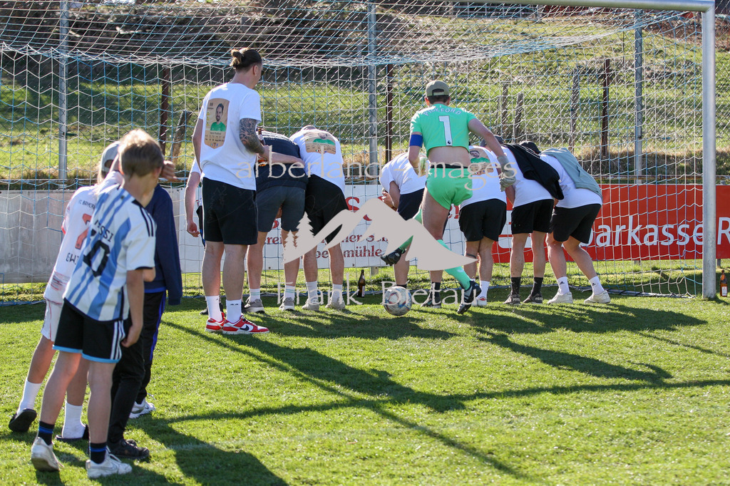 993T7603 | Junggesellenabschied im Fanclub des TSV Lindberg, Halbzeitpausen Spielchen