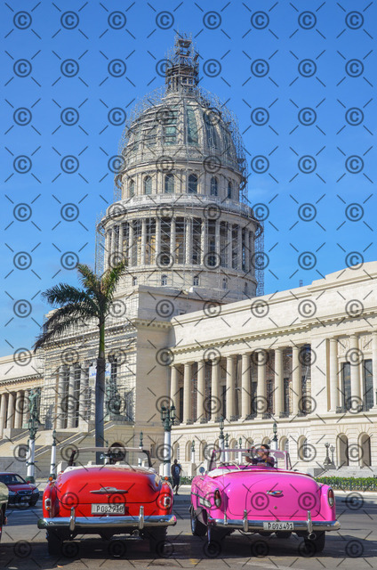 RGE_6366r | Amerikanische Oldtimer vor dem Capitolio in Havanna.    Fotograf: Ralf Gebhardt - Realisiert mit Pictrs.com