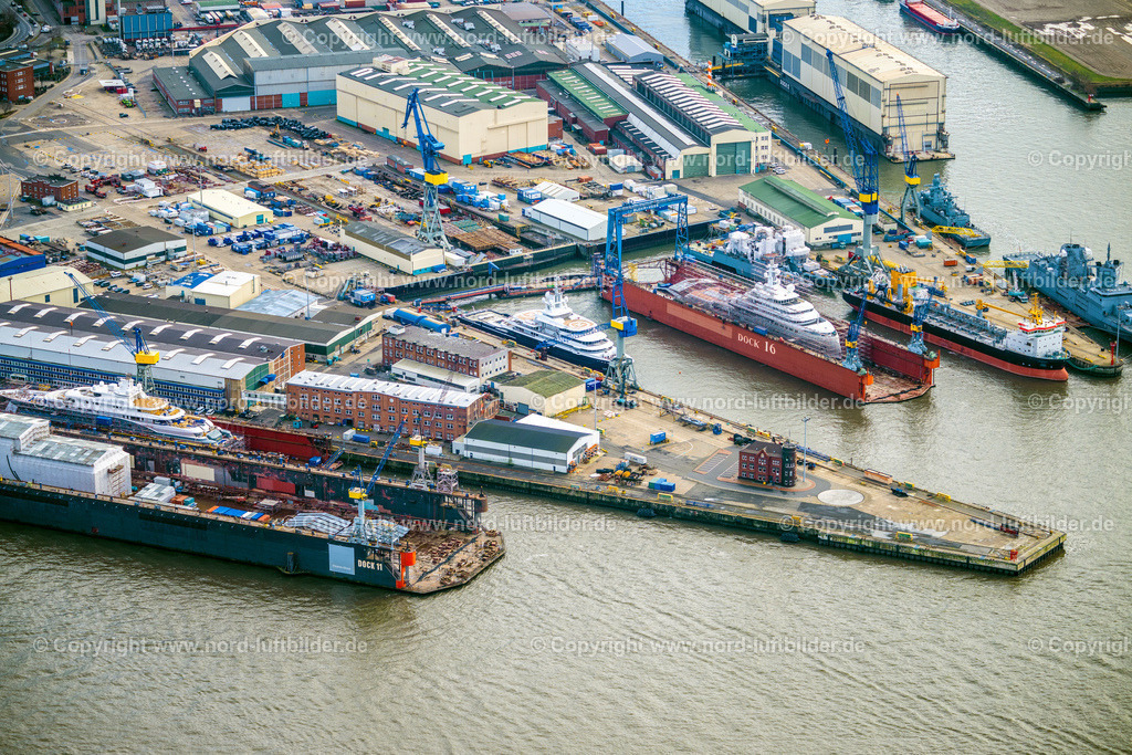 Hamburg_Steinwerder_Blohm_und_Voss_Werft_Luxus_Yachten_ELS_3663040223 | HAMBURG 04.02.2023 Werftgelände der Blohm + Voss im Ortsteil Kleiner Grasbrook in Hamburg. Weiterführende Informationen bei: Blohm+Voss B.V. & Co. KG,  NVL B.V. & Co. KG - Naval Vessels Lürssen. // Shipyard - site of the Blohm + Voss in the district Kleiner Grasbrook in Hamburg. Further information at: Blohm+Voss B.V. & Co. KG,  NVL B.V. & Co. KG - Naval Vessels Luerssen. Foto: Martin Elsen