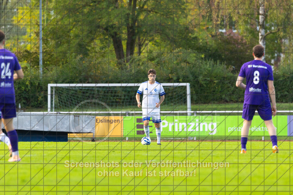 20261010_155255_0513_(c)_by_PhotoPeet | #,1.FC Eislingen (weiß) vs. TSV Bernhausen (lila), Fussball, Landesliga 2 - wfv, 11. Spieltag, Saison 2026/2027, Rasenplatz, Eichbachstation, Haldenstraße, 73054 Eislingen, 10.10.2026 - 15:30 Uhr,Foto: PhotoPeet / Sport- &amp; Eventfotografie / Peter Harich