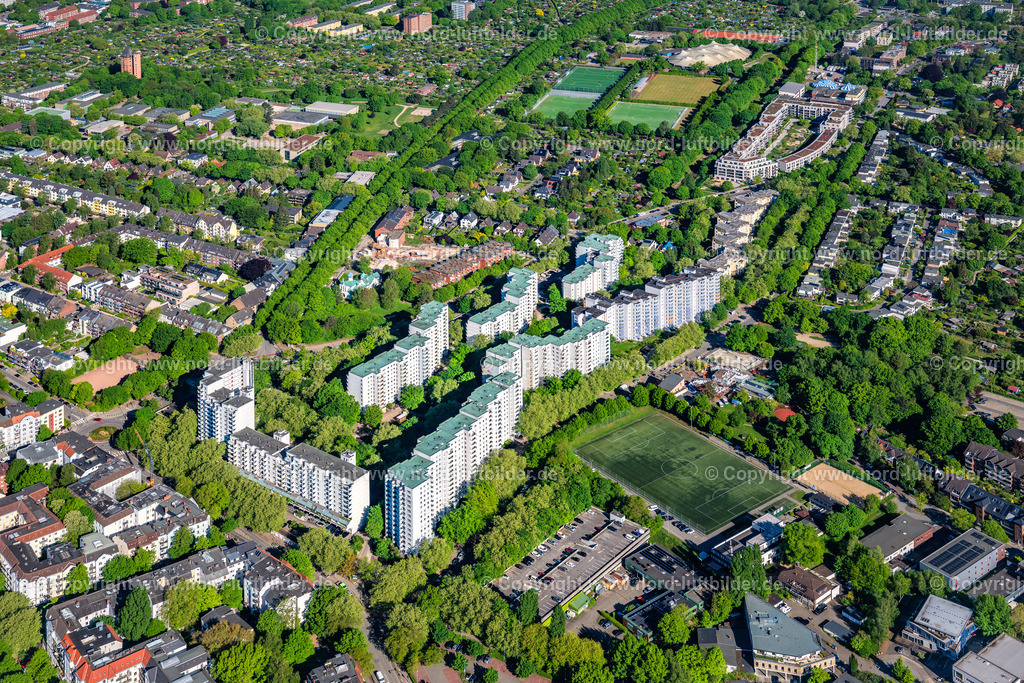 Hamburg_Lenzsiedlung_Lenzweg_ELS_3240090525 | HAMBURG 09.05.2025 Hochhäuser im Wohngebiet einer industriell gefertigten Plattenbau- Siedlung Lenzsiedlung am Lenzweg im Ortsteil Stellingen in Hamburg, Deutschland. // Skyscrapers in the residential area of industrially manufactured settlement Lenzsiedlung on Lenzweg in the district Stellingen in Hamburg, Germany. Foto: Martin Elsen