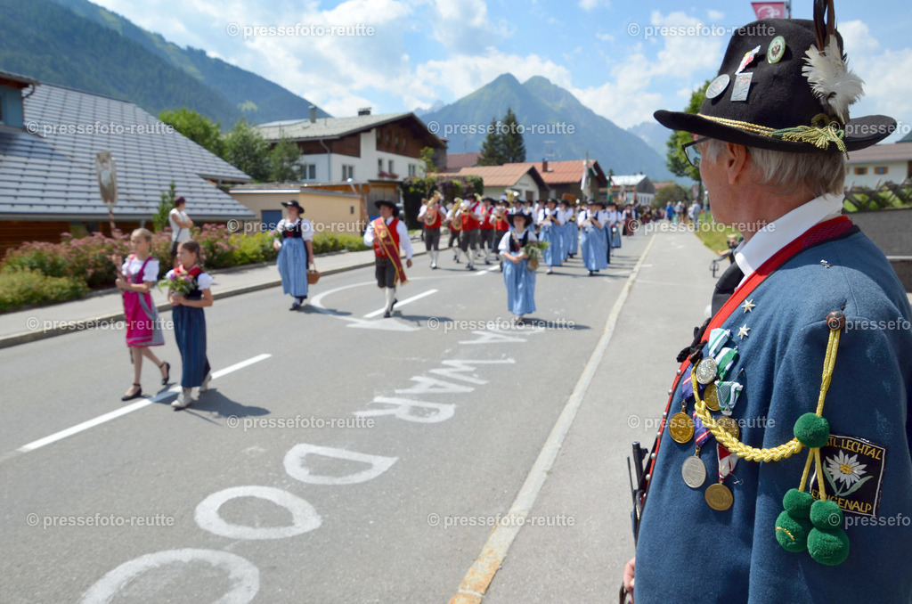 BACH-news-2022-Juli24-Bezirksschuetzenfest-Elbigenalp-D51-DSC_1153 | Info aus dem Bezirk Reutte/Ausserfern Tirol sowie eine umfangreiche Bilddatenbank über die gesamte Region: Lechtal, Talkessel Reutte, Tannheimertal, Zwischentoren. Lech, Plansee, Zugspitze, Grenztunnel, B179, Fernpassstraße, Verkehr, Lawinen, Tradition, - Realisiert mit Pictrs.com