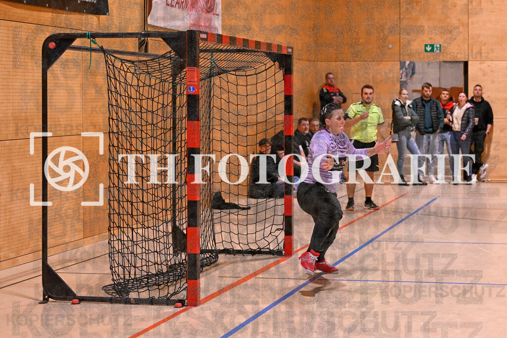 GER, SG Maulburg/Steinen - SG Muggensturm/Kuppenheim, Handball, Suedbadenliga, 17. Spieltag, Saison 2023/2024, 09.03.2024 | Stefanie Kovacic (SG Maulburg/Steinen, #01) konzentriert beim Freiwurf

GER, SG Maulburg/Steinen - SG Muggensturm/Kuppenheim, Handball, Suedbadenliga, 17. Spieltag, Saison 2023/2024, 09.03.2024

Foto: TH Fotografie/Thomas Hess