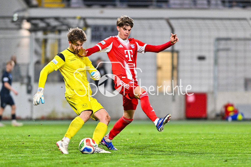 FC Bayern Amateure - SpVgg Unterhaching | MÜNCHEN, DEUTSCHLAND - 24. FEBRUAR: im Duell Maurice DEHLER (SpVgg Unterhaching 34) und Guido DELLA ROVERE (FC Bayern München II 10) während dem Spiel zwischen den Amateuren des FC Bayern München und der SpVgg Unterhaching am 25. Spieltag der Regionalliga Bayern im Grünwalder Stadion