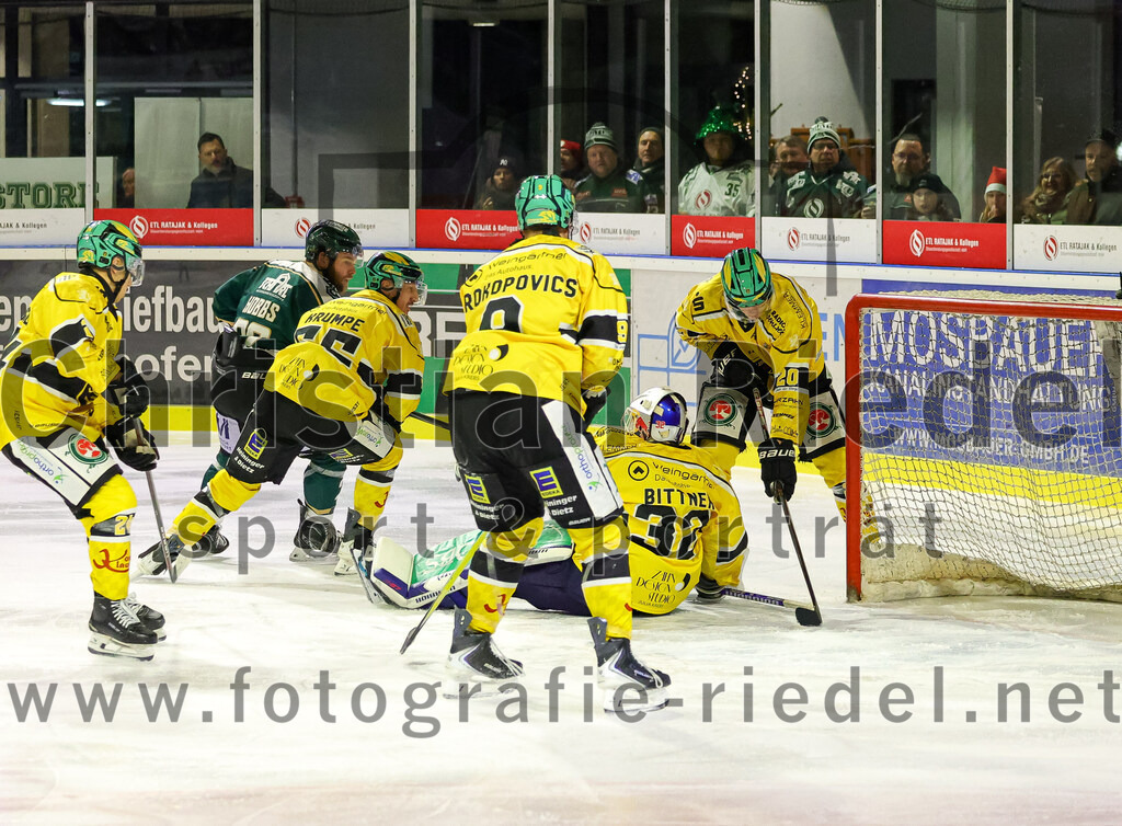 2025-12-19_082_TSV_Erding_gegen_Toelzer_Loewen | Erding, Deutschland, 19.12.2025:Eishockey, Oberliga Süd 2025 / 2026, 27. Spieltag, TSV Erding gegen Tölzer Löwen, Endergebnis: 2:5Grady Hobbs (Erding Gladiators, #22), Florian Krumpe (Tölzer Löwen, #55), Toms Prokopovics (Tölzer Löwen, #9), Torwart Matthias Bittner (Tölzer Löwen, #32), Simon Manhart (Tölzer Löwen, #20)Foto: Christian Riedel / fotografie-riedel.net