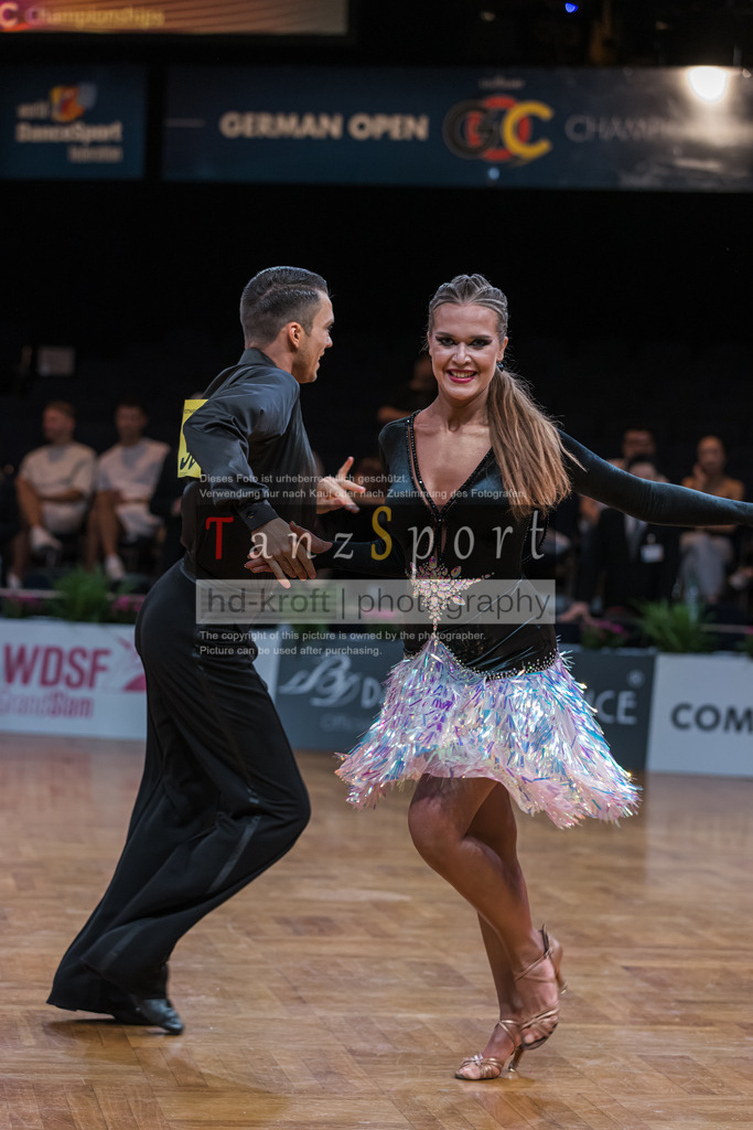 20250820_WDSF-Open-Latin-Rising Stars_1982 | Tanzsportbilder, Standardtanz, Lateintanz, WDSF, DTV, LTVB, dancecomp, goc, hessen tanzt, blaues band der spree, walzer, tango, wiener walzer, slowfox, quickstepp, samba, rumba, cha-cha-cha, paso doble. jive, hd-kroft photography, turniertanzsport