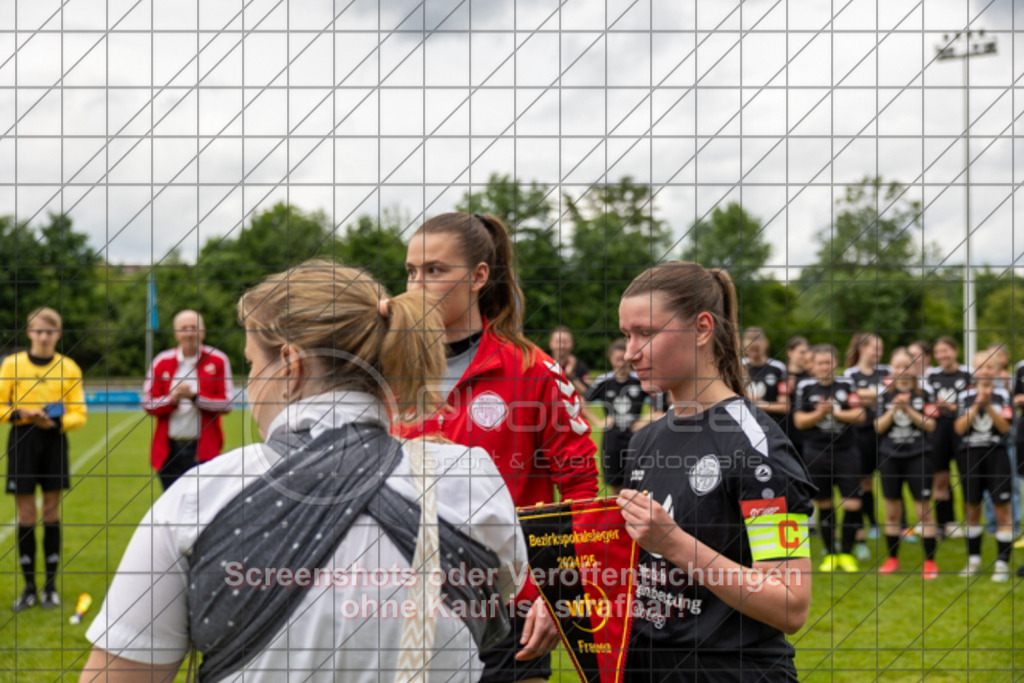 20250529_150345_1522 | #,  SGM Wendlingen-Ötlingen II (blau) vs. 1.FC Donzdorf II (schwarz), Fussball, Frauen-Bezirkspokal Finale Saison 2024/2025, Rasenplatz VfL Stadion Kirchheim, Jesinger Straße 105, 73230 Kirchheim, 29.05.2025 - 13:00 Uhr,Foto: PhotoPeet-Sportfotografie/Peter Harich